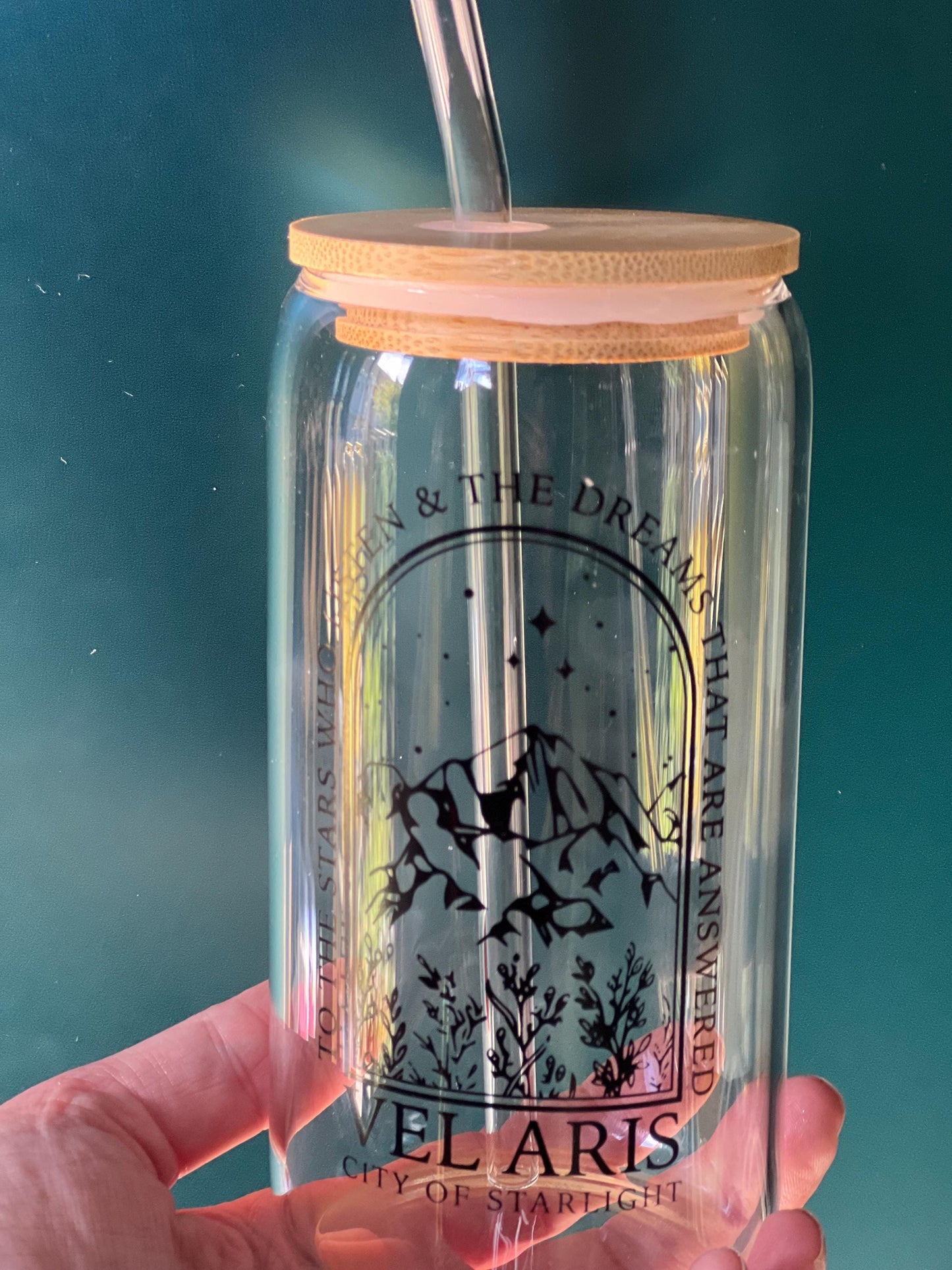 ACOTAR drinking glass with lid and straw. Fantasy, Romantasy ACOTAR themed gift.